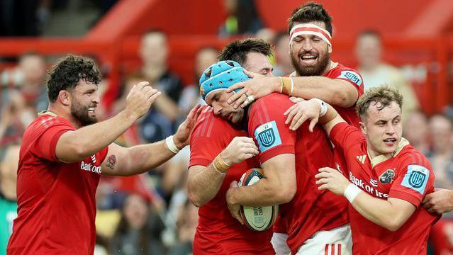 Tadhg Beirne celebrates a try