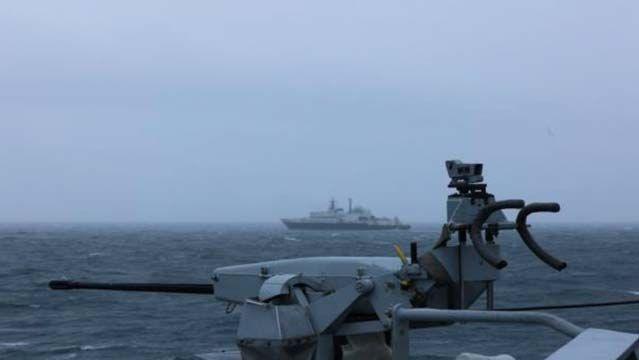 Një anije ruse po monitorohet nga distanca