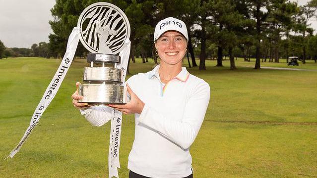 Esme Hamilton holding the South African Open trophy