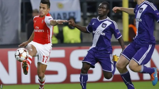 Alexis Sanchez runs with the ball