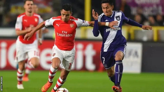 Alexis Sanchez runs with the ball