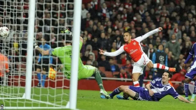 Alexis Sanchez hits the post