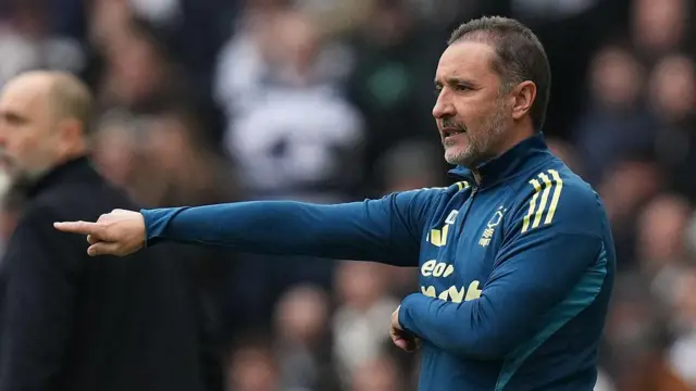 Vitor Pereira gestures on the touchline