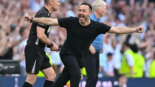 Roberto De Zerbi Head Coach of Tottenham Hotspur celebrates