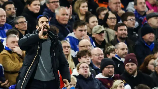 Manchester United's Portuguese head coach Ruben Amorim shouts to his players