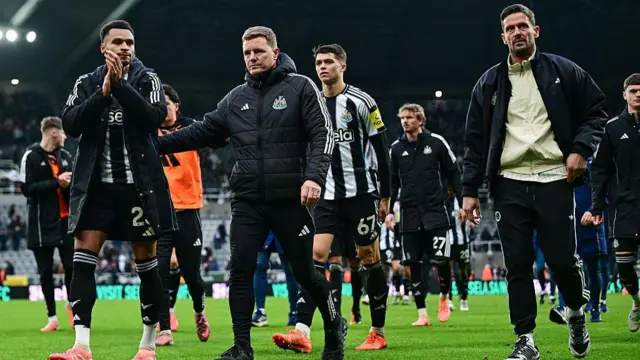 Eddie Howe with the players and staff 