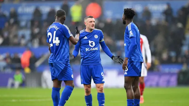 Jamie Vardy talks to Wilfred Ndidi and Boubakary Soumare