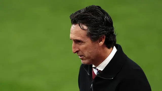 Unai Emery walks with his head down