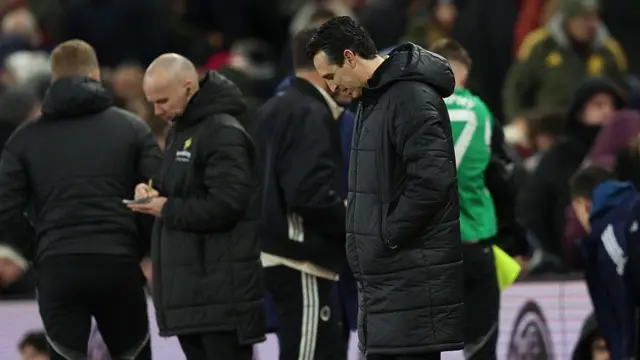Unai Emery looks dejected on the sideline