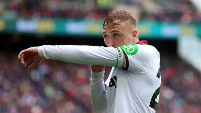 Jarrod Bowen of West Ham United celebrates scoring his team's second goal during the Premier League match between Crystal Palace FC and West Ham United FC at Selhurst Park