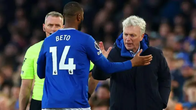 David Moyes slaps hands with Beto