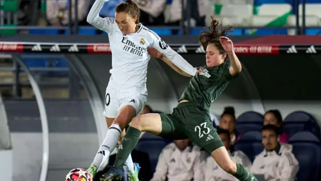 Caroline Weir of Real Madrid CF battle for the ball with with Emma Louise Lawton of Celtic FC during the UEFA Women's Champions League match between Real Madrid CF and Celtic FC at Estadio Alfredo Di Stefano 