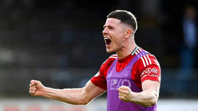 DUNDEE, SCOTLAND - SEPTEMBER 28: Aberdeen's Kevin Nisbet celebrates at Full Time during a William Hill Scottish Premiersihp match between Dundee FC and Aberdeen at the Scot Foam Stadium at Dens Park, on September 28, 2024, in Dundee, Scotland. (Photo by Rob Casey / SNS Group)