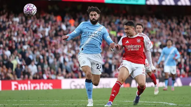 Gabriel Martinelli scores for Arsenal against Manchester City