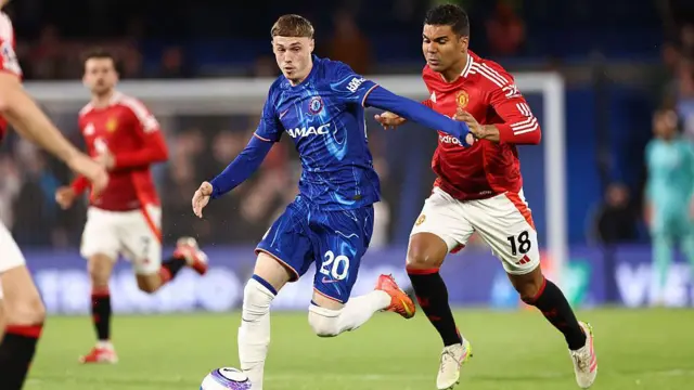 Cole Palmer and Casemiro battle for the ball