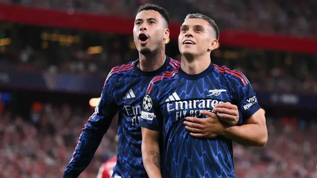 Leandro Trossard celebrates scoring his team's second goal against Athletic Club with Gabriel Martinelli