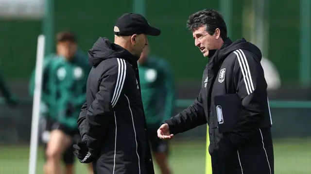 Pako Ayestaran and Unai Emery during an Aston Villa training session