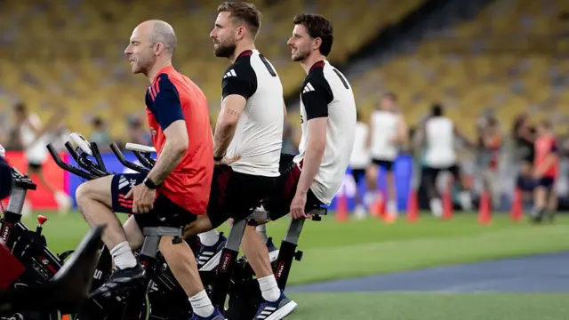 Mason Mount and Luke Shaw on bikes