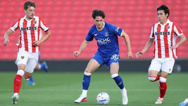 Hayden Hackney of Everton controls the ball 