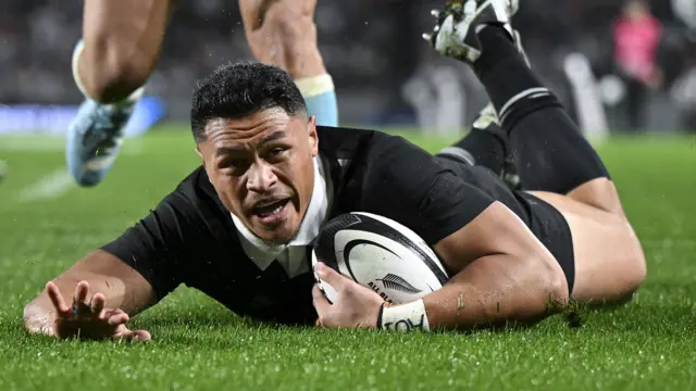 Caleb Clarke scores a try against Argentina