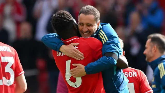 Vitor Pereira celebrates victory with Ibrahim Sangare