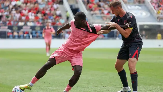 Dom Hyam holds on to Sunderland's Brian Brobbey