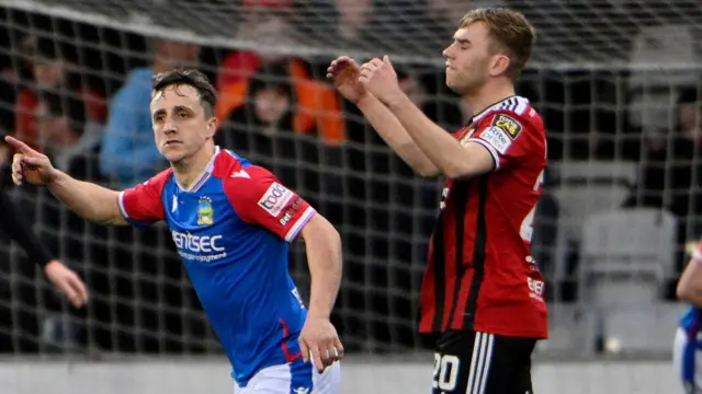 Linfield's Joel Cooper and Crusaders' Daniel Larmour