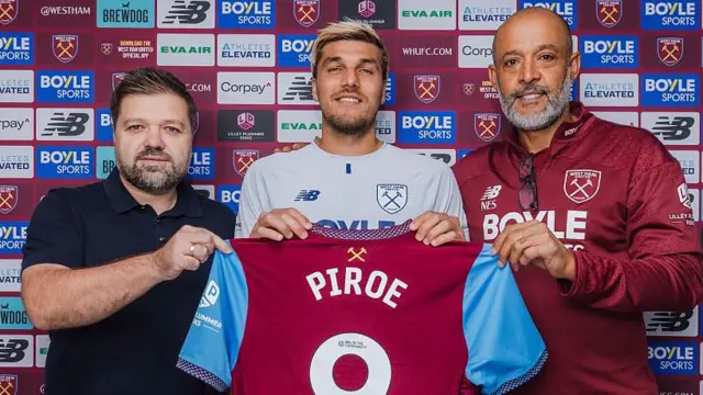 Joël Piroe (centre) with West Ham manager Nuno Espírito Santo (right) at the London Stadium