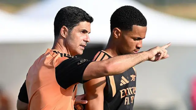 Mikel Arteta with Ethan Nwaneri during a training session