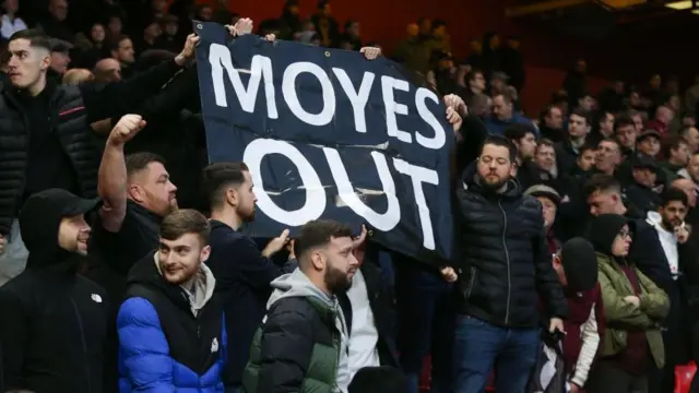 'Moyes out' banner