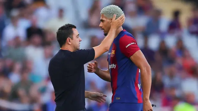Xavi Hernandez encourages Ronald Araujo