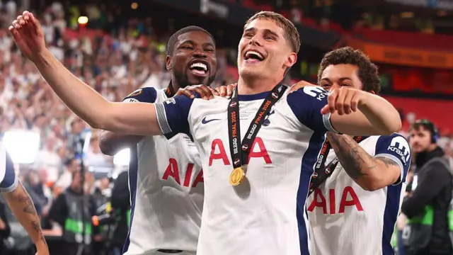Micky van de Ven of Tottenham Hotspur celebrates with team-mates