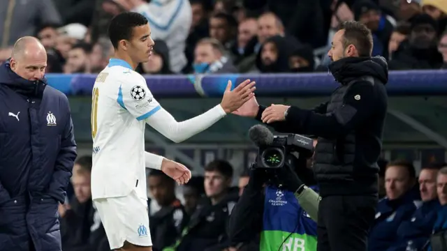 Mason Greenwood shakes hands with Roberto de Zerbi