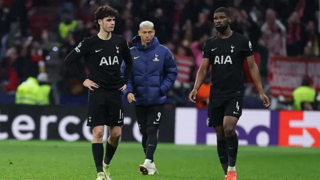 Archie Gray and Kevin Danso look dejected
