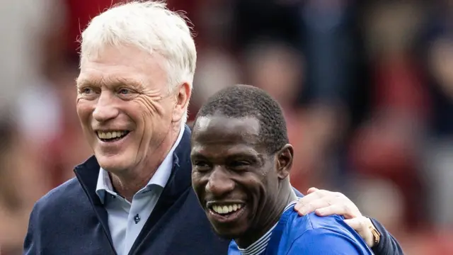 Everton manager David Moyes celebrates with Abdoulaye Doucoure