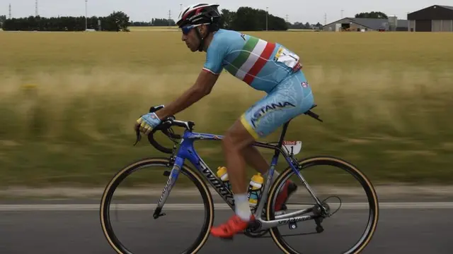 Vincenzo Nibali leads