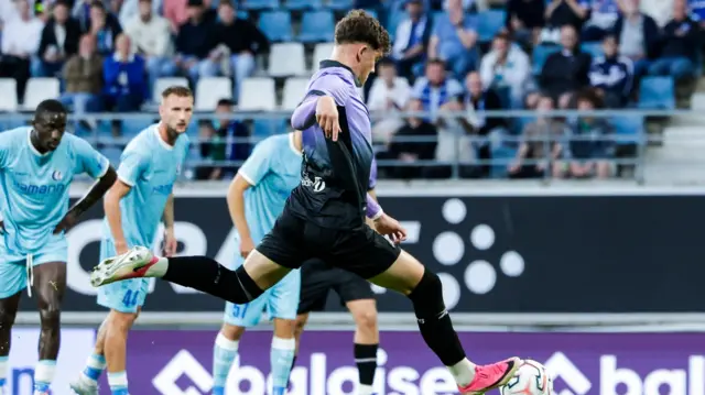 Owen Elding misses penalty in Gent
