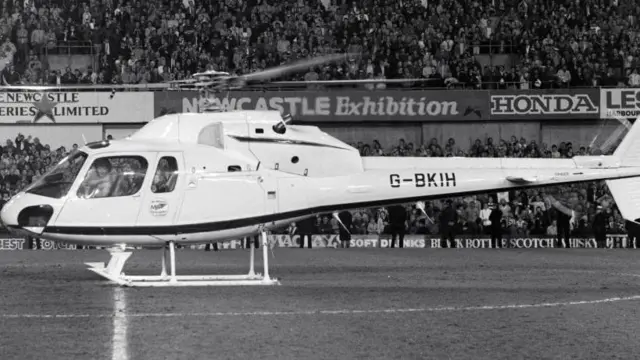 Kevin Keegan boards a helicopter on the St James' Park pitch