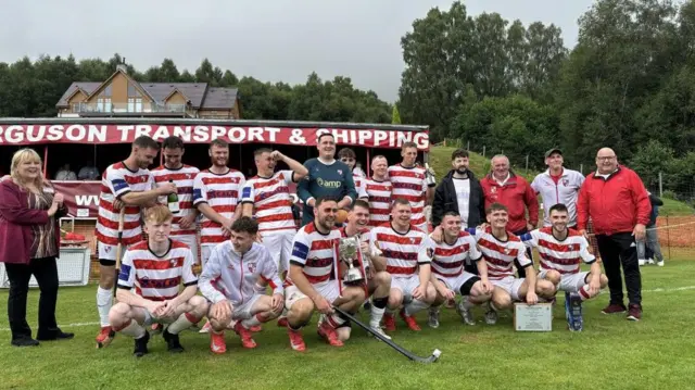 Sgioba iomain Loch Abair a bhuannaich Cupa a' Bhaile Mhòir ann an 2025.