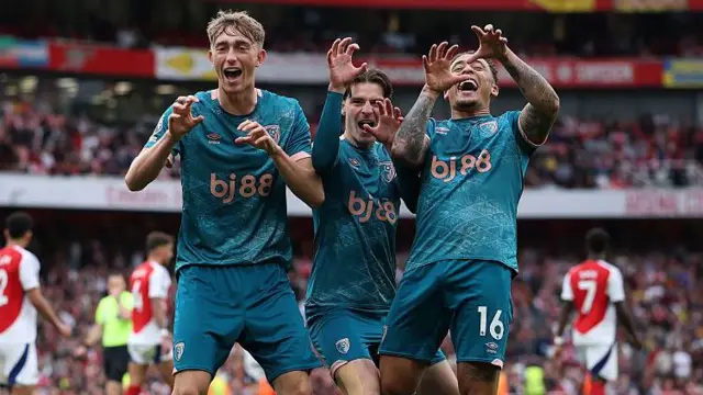 Dean Huijsen of AFC Bournemouth celebrates scoring his team's first goal with team-mates during the Premier League match at Arsenal