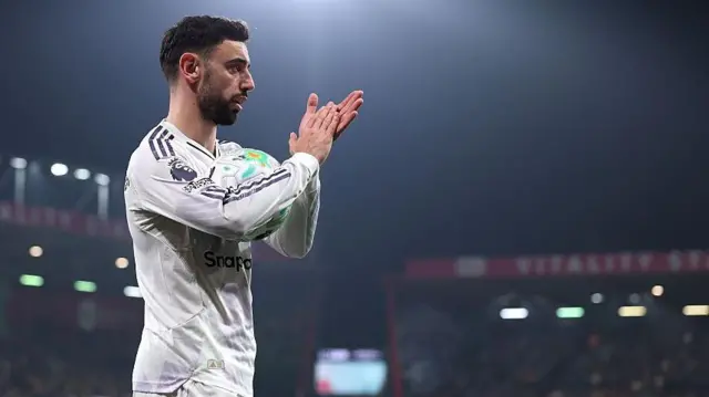 Bruno Fernandes applauds Manchester United fans