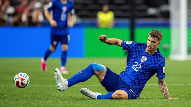 Luka Vuskovic slides for the ball
