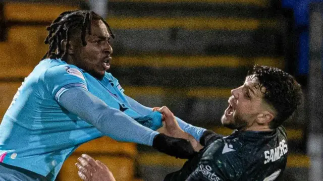 St Mirren's Toyosi Olusanya and St Johnstone's Jack Sanders