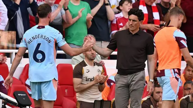 Jordan Henderson of Brentford shakes hands with Keith Andrews