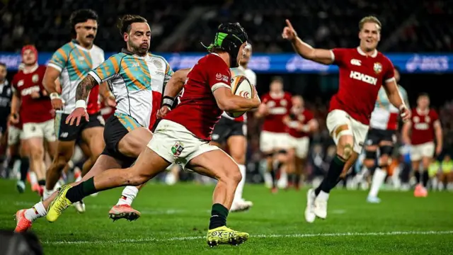 Darcy Graham scoring a try