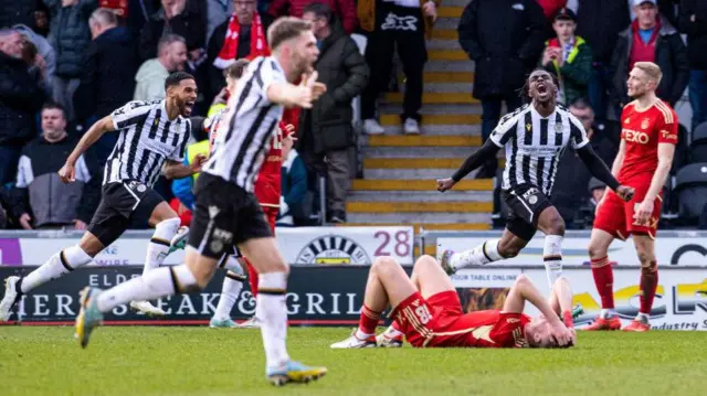 St Mirren celebrate v Aberdeen