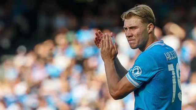 Rasmus Hojlund applauds the Napoli fans