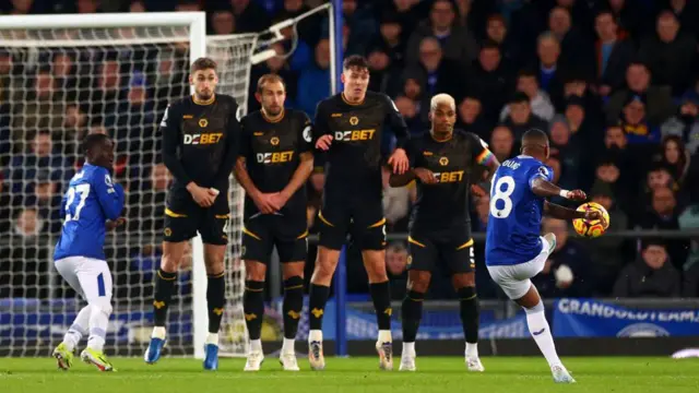 Ashley Young of Everton scores a free-kick against Wolves