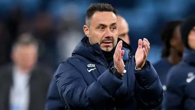 Roberto de Zerbi applauding