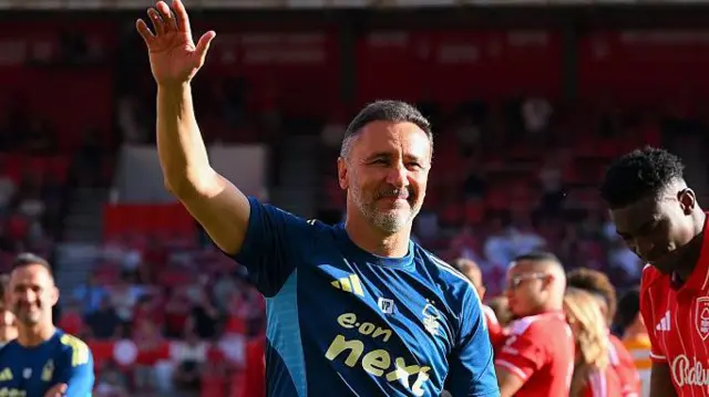 Vitor Pereira waving